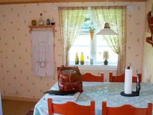 Skruvにある4 person holiday home in SKRUV-By Traumの窓付きの部屋(テーブルに座る財布付)