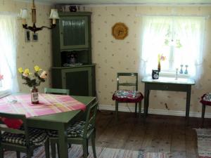 - une salle à manger avec une table, des chaises et un lavabo dans l'établissement Two-Bedroom Holiday home in Lessebo, à Skruv