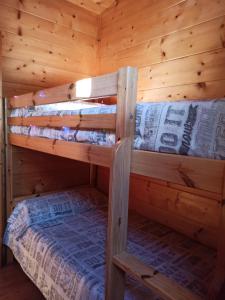 1 Schlafzimmer mit 2 Etagenbetten in einem Blockhaus in der Unterkunft Veiga de Cohido in Vilagarcia de Arousa