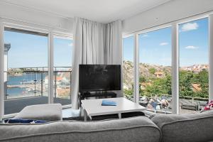 A television and/or entertainment centre at Hotell Kungshamn Suites