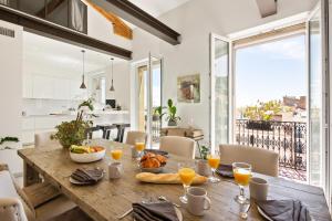 Un comedor con una mesa de madera con comida encima. en Duplex ForVille, en Cannes