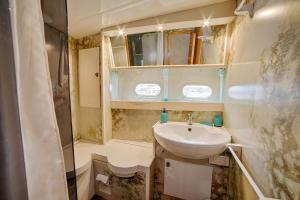 HEBERGEMENTS BATEAUX A QUAIにあるバスルーム