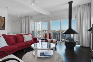A seating area at Hotell Kungshamn Suites