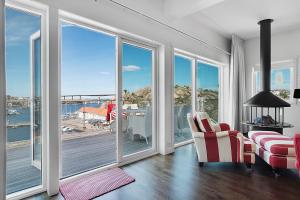 A seating area at Hotell Kungshamn Suites