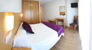 Łóżko lub łóżka w pokoju w obiekcie Hotel Brisa del Mar