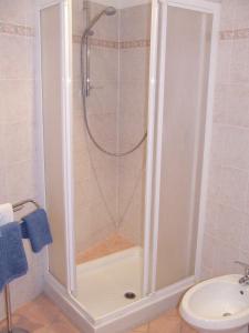 トリエステにあるChiara B&bのバスルーム(シャワー、トイレ、シンク付)