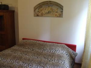 1 dormitorio con 1 cama y una pintura en la pared en Chiara B&b, en Trieste