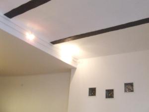 トリエステにあるChiara B&bの白い天井の客室で、照明が付いています。