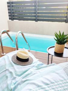Bazén v ubytování Aelia Seaside Luxury Suites nebo v jeho okolí