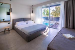 A bed or beds in a room at Aelia Seaside Luxury Suites Még 37 kép