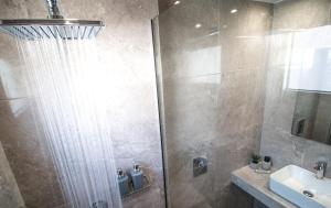 Koupelna v ubytování Aelia Seaside Luxury Suites