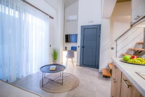 Kuchyň nebo kuchyňský kout v ubytování Aelia Seaside Luxury Suites