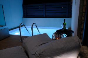 Postel nebo postele na pokoji v ubytování Aelia Seaside Luxury Suites