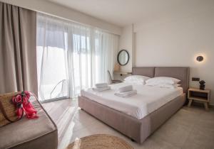 Postel nebo postele na pokoji v ubytování Aelia Seaside Luxury Suites
