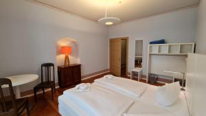 Postel nebo postele na pokoji v ubytování Hotel Cranach-Herberge City Centre