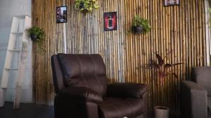 Posezení v ubytování HOSHTEL99 - PRIME - Stay, Cowork & Connect
