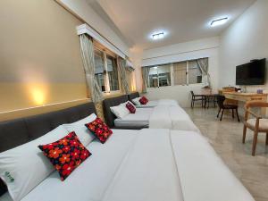 a hotel room with three beds with pillows on them at 晴川樹 in Taitung City
