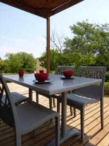 einen blauen Tisch und Stühle auf einer Terrasse in der Unterkunft Village vacances & camping de Gruissan in Gruissan