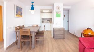 Η κουζίνα ή μικρή κουζίνα στο Voramar B +14 φωτογραφίες