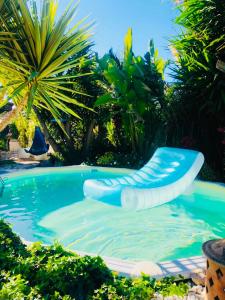 une piscine avec un radeau bleu dans l'eau dans l'établissement Casita Limón Andratx, à Andratx