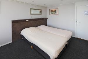 Llit o llits en una habitació de Hotel Cafe Restaurant Van Den Hogen