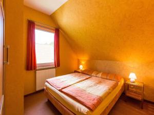 a bedroom with a bed and a window at Müritz Ferienhaus in Seenähe in Groß Kelle