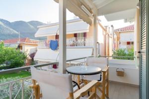 a balcony with a table and chairs and a view at Alisahni studios in Nikiana