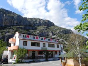 Splošen pogled na gorovje oz. razgled na gore, ki ga ponuja hostel