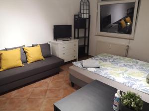 sala de estar con 2 camas y sofá en Gemütliches Apartment in attraktiver Lage, en Gotinga