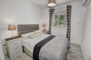 Posteľ alebo postele v izbe v ubytovaní TIMON II, Luxury 3 bedroom Beachside Apartment + 37 fotografií