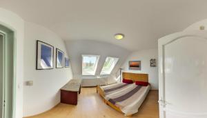 - une chambre avec un lit et une table dans l'établissement Highway House, à Kecskemét