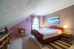 - une chambre avec un grand lit et une fenêtre dans l'établissement FeWo Kunstquartier, à Ziesendorf