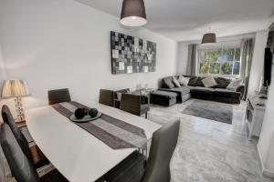 Posedenie v ubytovaní TIMON II, Luxury 3 bedroom Beachside Apartment
