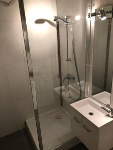 a shower with a glass door next to a sink and a tub at Appartement Pour 5 Personnes - Residence Tursan in Seignosse