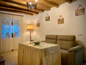 sala de estar con sofá y mesa en Casa Rural Sierra Tórtola 1, en Hinojales