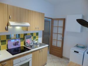 a small kitchen with a sink and a stove at Villa Mitoyenne Pour 4 Personnes Proche Centre-Ville D hossegor in Hossegor +5 photos