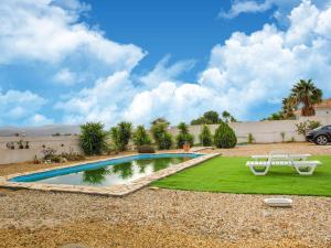 - une piscine au milieu d'une cour dans l'établissement Tranquil Holiday Home in Albox with shared pool, à Albox