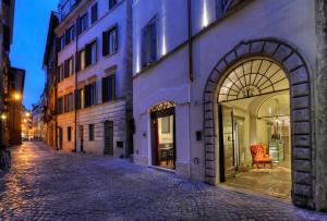 Une rue vide dans une ville la nuit dans l'établissement Relais Orso, à Rome