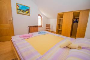 A bed or beds in a room at Apartments Punta & Vista in Krk
