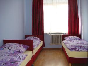 Łóżko lub łóżka w pokoju w obiekcie Hostel Omega