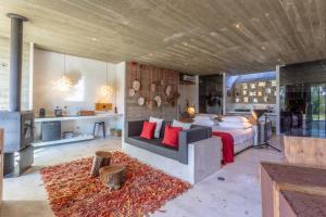 ein Schlafzimmer mit einem großen Bett und roten Kissen in der Unterkunft Rio do Prado in Arelho + 62 Fotos