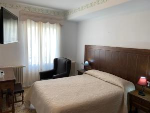 Кровать или кровати в номере Hotel Herranz