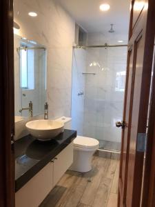 Salle de bains dans l'établissement Brand New Apartment in Barranco