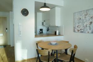 Virtuvė arba virtuvėlė apgyvendinimo įstaigoje Keskustan kaksio 45 m2 autopaikalla, Rautatienkatu 19, 9 krs