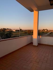 einen Balkon mit Blick auf ein Feld in der Unterkunft Hotel Costa Blu in Sant'Isidoro