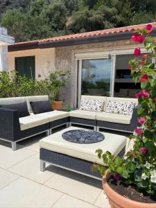 un patio con 2 divani e un braciere di 202 luxury terrace view a Taormina