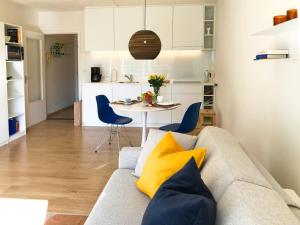 a living room and kitchen with a couch and a table at Studio zee in Nieuwpoort +12 photos