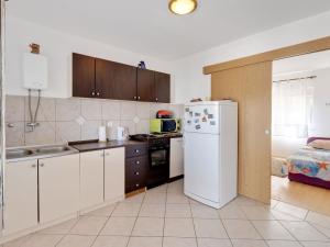 Kuchyň nebo kuchyňský kout v ubytování Holiday Home in Jasenice Rovanjska