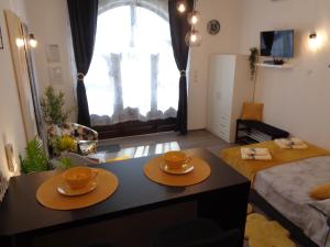 Televízia a/alebo spoločenská miestnosť v ubytovaní Apartman M Orebic