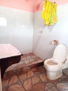 A bathroom at Posada El Artesano De Raquira
